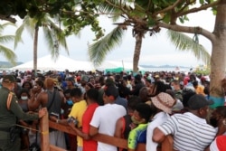Migrantes se reúnen esperan cruzar a Panamá para continuar su viaje hacia los EE. UU., en Necoclí, Colombia, el 9 de septiembre de 2021.