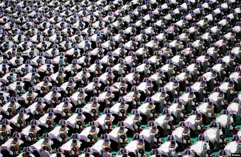 중국 산둥성 지난에서 1천명의 여성이 30분간 안면 마사지를 받고 있다. 기네스북 세계 기록에 도전했다.