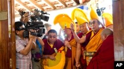 ༧གོང་ས་མཆོག་གིས་ར་སྟོད་གྲ་ཚང་གི་གཙུག་ལག་ཁང་དབུ་འབྱེད་མཛད་པ།