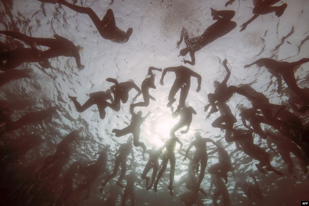 Nadadores esperan el comienzo del evento de natación "Monte-Cristo desafío" ("Le Defi Monte-Cristo") en el Chateau d'If frente a Marsella, al sur de Francia, el 23 de junio de 2017.