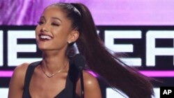Ariana Grande aceita prémio de artista do ano nos American Music Awards 