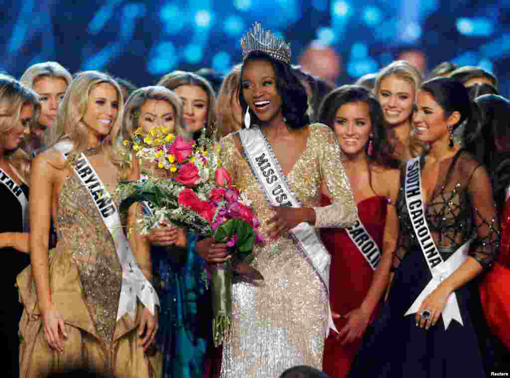 Deshauna Barber (trái) đại diện vùng thủ đô Washington ăn mừng với những thí sinh khác sau khi được trao vương miện Hoa hậu Mỹ 2016 trong cuộc thi Miss USA 2016 tại thành phố Las Vegas, bang Nevada, Mỹ, ngày 5 tháng 6, 2016.