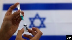 Vaksin COVID-19 buatan Pfizer-BioNTech di Ashdod, selatan Israel, 7 Januari 2021. (AP Photo/Tsafrir Abayov)