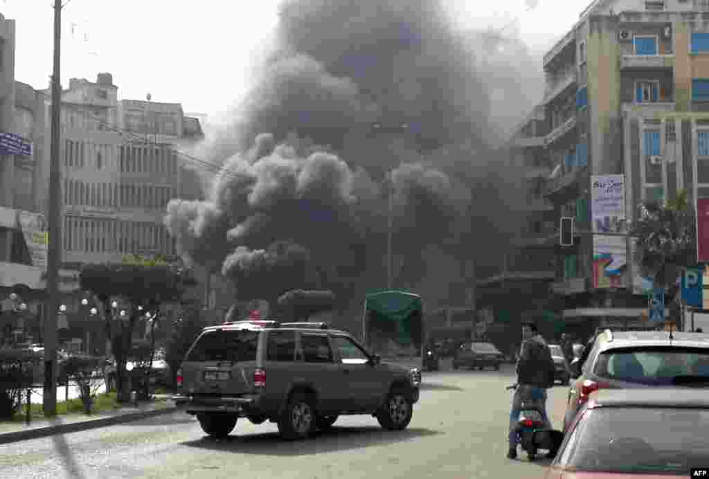 Khói bốc lên từ một chiếc xe bị đốt cháy thành ngọn lửa sau khi những tay súng bắn vào một đoàn xe của Bộ trưởng Thanh niên và Thể thao Libăng Faisal Karami tại Tripoli. Những người biểu tình vũ trang yêu cầu trả tự do cho một tù nhân Hồi Giáo đã nổ súng vào đoàn xe. Bộ trưởng Karami không hề hấn gì nhưng có ba người khác bị thương. (AFP)