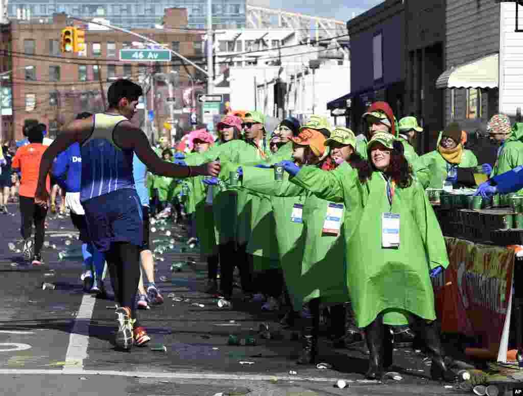 Seorang pelari berhenti untuk mengambil air saat menyusuri&nbsp;Vernon Blvd. di&nbsp;Long Island City, daerah Queens di New York, dalam Maraton New York (2/11).&nbsp;(AP/Kathy Willens) 