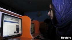 한 아프간 여성이 수도 카불의 인터넷 카페에서 인터넷 검색을 하고 있다. 18일 아프간 의회에서는 여성 폭력 방지법 비준이 연기됐다.