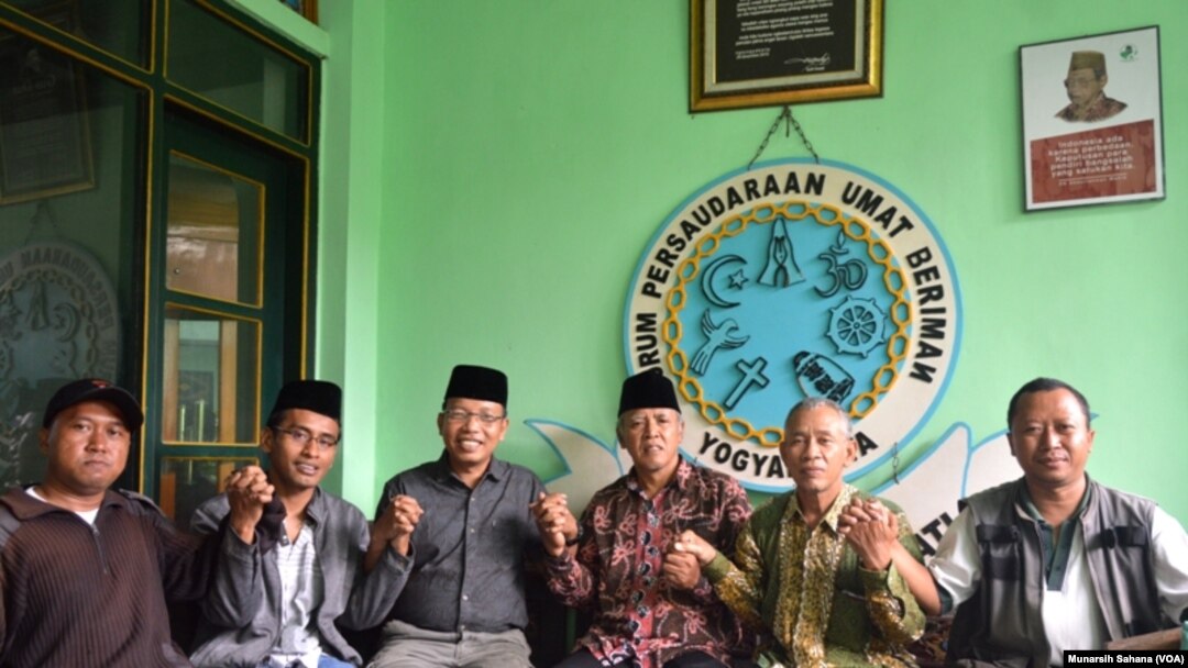 Perwakilan sejumlah komunitas lintas iman di Yogyakarta, Sabtu (16/3/2019) melakukan aksi solidaritas di Pondok Pesantren Nurul Ummahat Kotagede, mengecam keras penembakan masjid di Selandia Baru. (Foto: Munarsih Sahana/VOA).