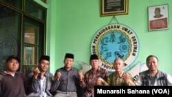 Perwakilan sejumlah komunitas lintas iman di Yogyakarta, Sabtu (16/3/2019) melakukan aksi solidaritas di Pondok Pesantren Nurul Ummahat Kotagede, mengecam keras penembakan masjid di Selandia Baru. (Foto: Munarsih Sahana/VOA).