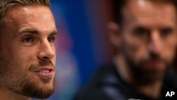 Jordan Henderson, de Inglaterra, conversa con periodistas durante la conferencia de prensa oficial de Inglaterra en la víspera de la semifinal entre Inglaterra y Croacia el martes, 10 de julio de 2018 en Moscú, Rusia.