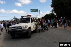 Una ambulancia transporta personas que resultaron heridas durante los enfrentamientos, recibe asistencia del lado venezolano en la frontera entre Venezuela y Brasil en Pacaraima el viernes 22 de febrero de 2019.