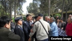 山東警方阻擋民眾在清明節紀念孫中山。（網絡圖片）
