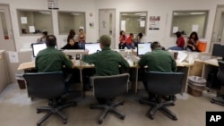 Nhân viên Hải quan và Bảo vệ biên giới Mỹ làm việc tại một trung tâm xử lý di dân ở Brownsville, Texas.