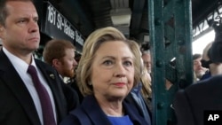 Democratic presidential candidate Hillary Clinton waits for a subway train at the 161St - Yankee Stadium stop in the Bronx borough of New York, April 7, 2016. 