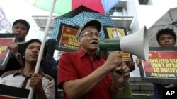 Đại biểu Quốc hội Philippines Walden Bello phát biểu trong 1 cuộc biểu tình trước Lãnh sự quán Trung Quốc ở Makati, 8/6/2011