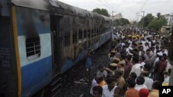 Sedikitnya 32 tewas dalam kebakaran gerbong kereta api di Nellore, 500 kilometer selatan Hyderabad, India (30/7).