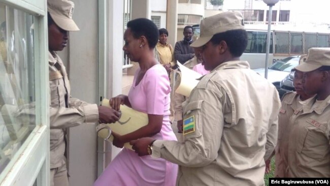Diane Rwigara yinjira mu urukiko