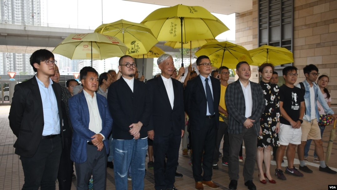 香港佔中9名人士(左起)張秀賢、李永達、邵家臻、朱耀明、陳健民、戴耀廷、陳淑莊、黃浩銘、鍾耀華,被控煽惑他人煽惑公眾妨擾等罪名預審。(美國之音特約記者 湯惠芸拍攝 )