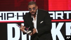 Drake lors de la remise du prix de l'artiste favori - rap / hip-hop aux American Music Awards au Théâtre Microsoft, à Los Angeles, 20 novembre 2016. 