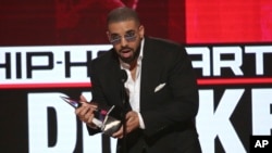 FILE - Drake accepts the award for favorite artist - rap/hip-hop at the American Music Awards at the Microsoft Theater in Los Angeles, Nov. 20, 2016. The rapper recorded more streams — more than 5.4 billion — than any other performer in 2016.