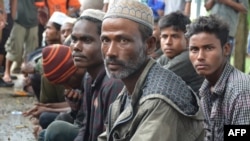 Beberapa pria yang diduga pengungsi Rohingya tiba di Idi Rayeuk, Aceh Timur, 4 Desember 2018. (Foto:AFP)