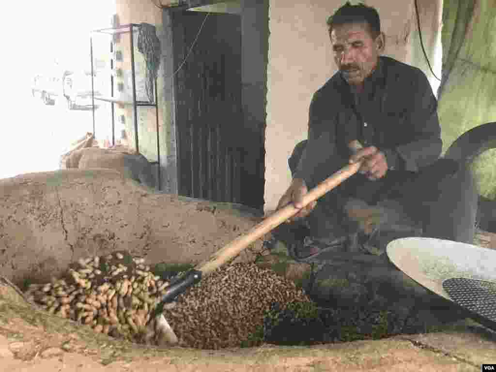 چنائی کے بعد مونگ پھلی کی بھنائی کی جاتی ہے۔ عمران خان اس کام سے منسلک ہیں۔ ان کے بقول وہ 20 روپے فی کلو وصول کرتے ہیں