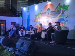 Kiri-Kanan: Youtuber Martin Anugrah, Youtuber dan pendakwah Habib Husein Ja'far, Naila, Direktur C-SAVE Mira Kusumarini, Menteri Agama 2014-2019 Lukman Hakim, dan Pendiri Peace Generation Irfan Amalee, dalam Festival Jabar Welas Asih di Bandung, Kamis (19