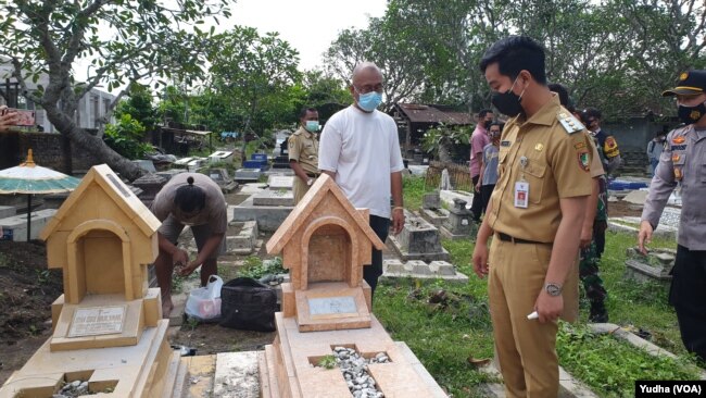 Wali Kota Solo, Gibran Rakabuming Raka, saat meninjau makam Kristen di Solo yang dirusak sekelompok pemuda. Polisi masih menyelidiki dugaan doktrin intoleransi pada anak-anak yang berujung pada tindakan intoleran ini. (Foto: VOA/Yudha)