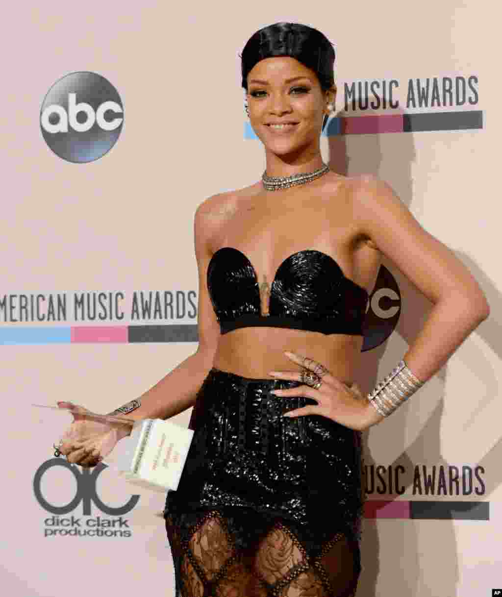 N. 8 - Rihanna Rihanna é provavelmente a personificação perfeita da pop star moderna. A jovem dos Barbados tem apenas 26 anos e os seus hits como &quot;We found Love&quot; ou &quot;Diamonds&quot; tocam nas rádios sem parar, bem como nos clubes nocturnos. Colabora com grandes nomes da música como Eminem ou Jay-Z. Ela também é uma máquina nas redes sociais, melhor do que a maioria das celebridades. Ela interage através dio Twitter e Instagram como ninguém, tão transparente que os fãs adoram. Rihanna é a segunda pessoa mais poderosa nas redes sociais, a seguir a Justin Bieber, segundo a lista da FORBES.