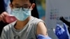 Un niño de 13 años recibe una dosis de la vacuna de Pfizer-Biotech en Hyde Park, Nueva York, el 13 de mayo de 2021.