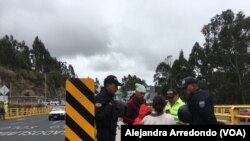 Policía ecuatoriana verifica los documentos de los migrantes venezolanos, en el Puente Internacional Rumichaca, en operativos realizados el pasado 23 de agosto.