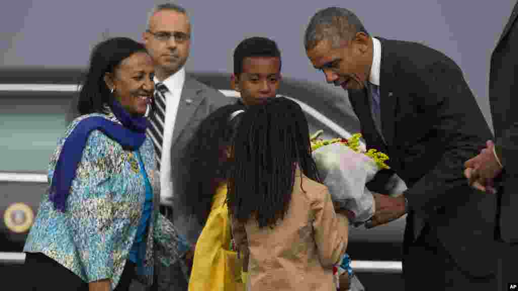 Le président Barack Obama a reçu un bouquet de fleurs, a son arrivé à aéroport international de Bole, le dimanche 26 juillet, 2015