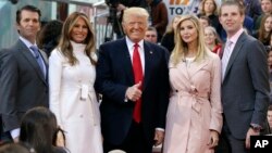 Le candidat républicain Donald Trump, pose pour une photographie avec sa famille à New York, le 21 avril 2016.