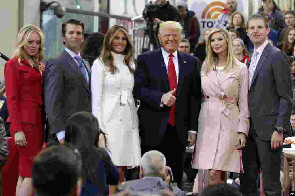 Le président Donald Trump, quatrième à partir de la gauche, alors candidat à la présidentielle, pose pour une photo avec des membres de sa famille lors d&#39;un programme de télévision de NBC, &quot;Today&quot;, à New York, 21 avril 2016.