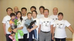 赵连海(前排右二)组织结石宝宝维权行动