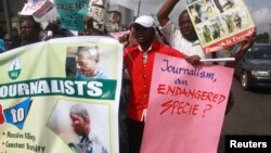 Des journalistes manifestent après l'agression d'un journaliste par des agents de la morgue à l’hôpital universitaire de Lagos, le 16 août 2012.