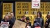 Jornalistas e manifestantes conversam com uma trabalhadora frente à sede do ANC, em Joanesburgo, durante um protesto contra a nova lei do segredo de estado.