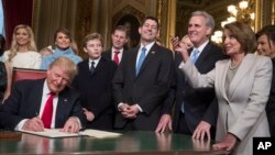 Chứng kiến lễ ký các văn kiện đầu tiên có các lãnh đạo đảng Cộng hòa trong Quốc hội, thủ lãnh nhóm thiểu số tại Hạ viện, và các thành viên gia đình ông Trump.