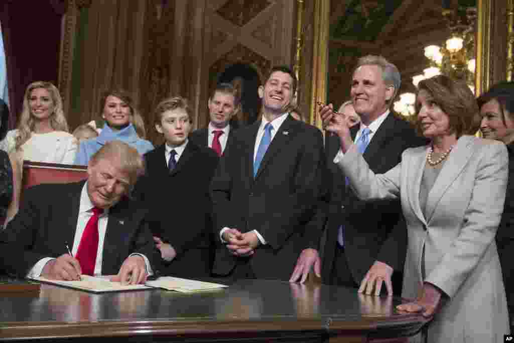 川普总统在国会领袖和家人的陪同下在国会大厦将内阁人员的任命正式签署成为法律(2017年1月20日)