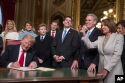 Predsednik Donald Tramp u pratnji lidera kongresa i svoje porodice formalno potpisuje svoje nominacije za kabinet kao zakon u Predsedničoj kancelariji Senata u Kapitolu u Vašingonu, 20. januara 2017.