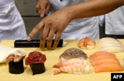 Berbagai hidangan sushi dari ikan dan udang di kompetisi World Sushi Cup, di Tokyo, 18 Agustus 2016.