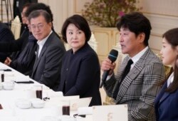 El actor surcoreano Song Kang-ho de la película ganadora del Oscar "Parasite" habla junto al presidente surcoreano Moon Jae-in y su esposa Kim Jung-sook durante una recepción en el palacio presidencial en Seúl el 20 de febrero de 2020.