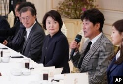 El actor surcoreano Song Kang-ho de la película ganadora del Oscar "Parasite" habla junto al presidente surcoreano Moon Jae-in y su esposa Kim Jung-sook durante una recepción en el palacio presidencial en Seúl el 20 de febrero de 2020.