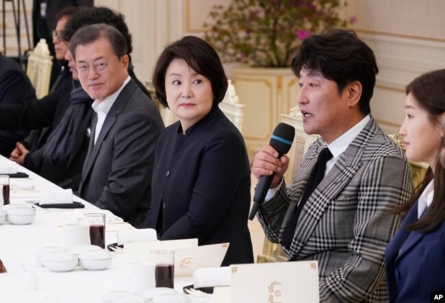 El actor surcoreano Song Kang-ho de la película ganadora del Oscar "Parasite" habla junto al presidente surcoreano Moon Jae-in y su esposa Kim Jung-sook durante una recepción en el palacio presidencial en Seúl el 20 de febrero de 2020.