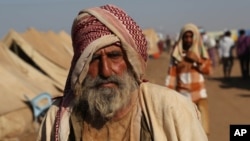 Un anciano yazidí llega al campo de refugiados de Noruz, en Derike, Siria.