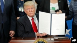 Predsednik Donald Tramp pokazuje uredbu o imigraciji i izbeglicama