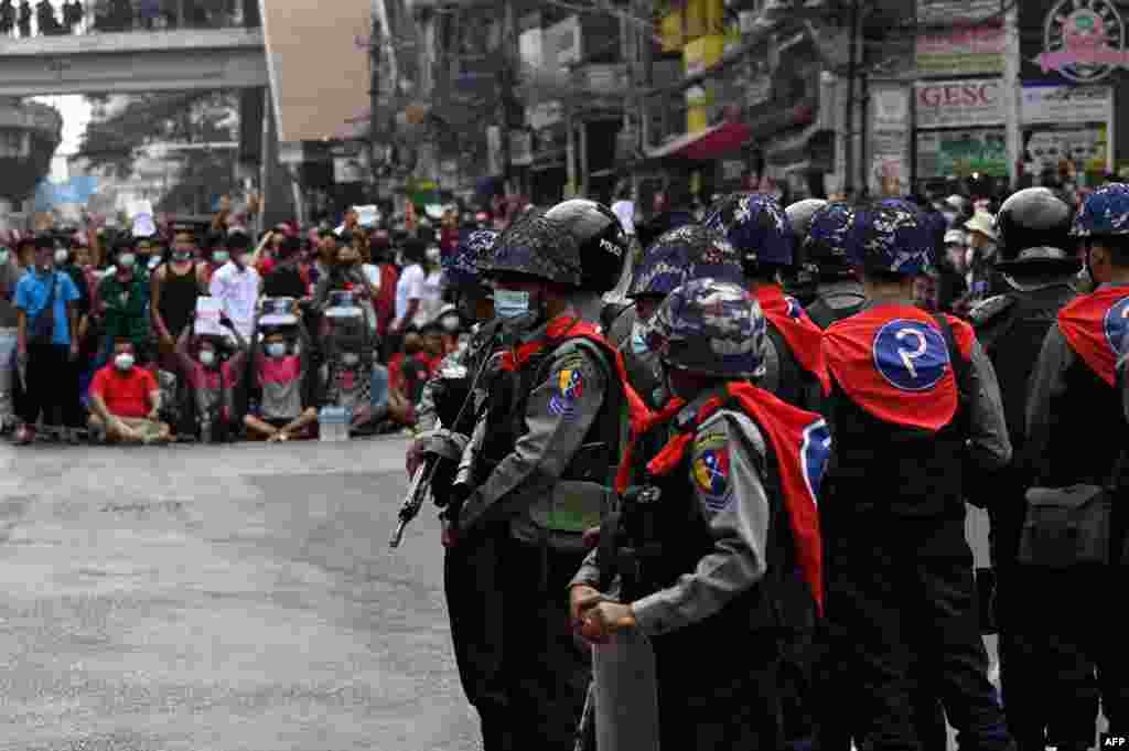 ရန်ကုန်မြို့ အဓိကရုဏ်းနှိမ်နင်းရေးတပ်ဖွဲ့တွေနဲ့ ဆန္ဒပြသူများ။ (၀၆၊ ၀၂၊ ၂၀၂၁)