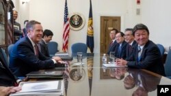 지난해 8월 로버트 라이트하이저 미 무역대표부(USTR) 대표(왼쪽 )와 모테기 도시미쓰 일본 경제재정상이 워싱턴에서 만나 통상 관련 회담을 했다. 