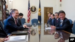 Đại diện thương mại Mỹ Robert Lighthizer (giữa, bên trái) và Bộ trưởng Nhật Toshimitsu Motegi (giữa, phải) tại cuộc họp về thương mại giữa hai bên.