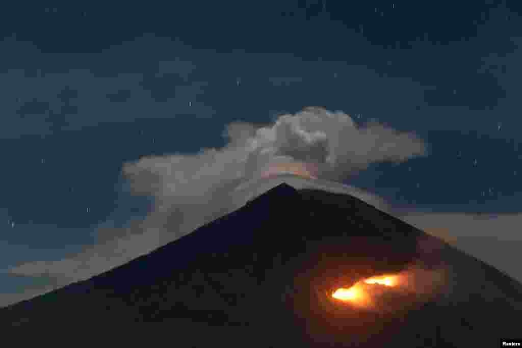 گدازه ها و خاکسترهای برآمده ناشی از فوران کوه آتشفشان در بالی اندونزی &nbsp;