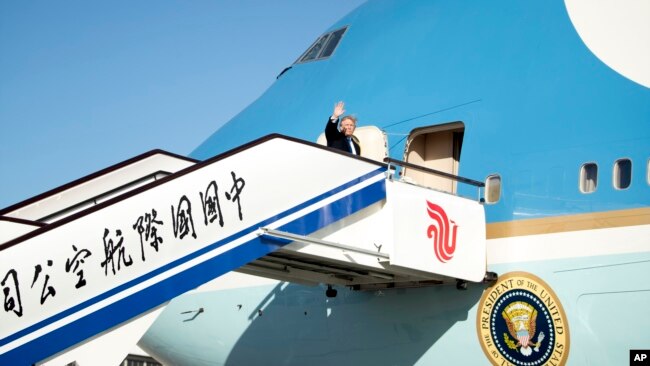 Tổng thống Donald Trump lên chuyên cơ Air Force One tại Sân bay Bắc Kinh ở Bắc Kinh, Trung Quốc, ngày 10 tháng 11, 2017